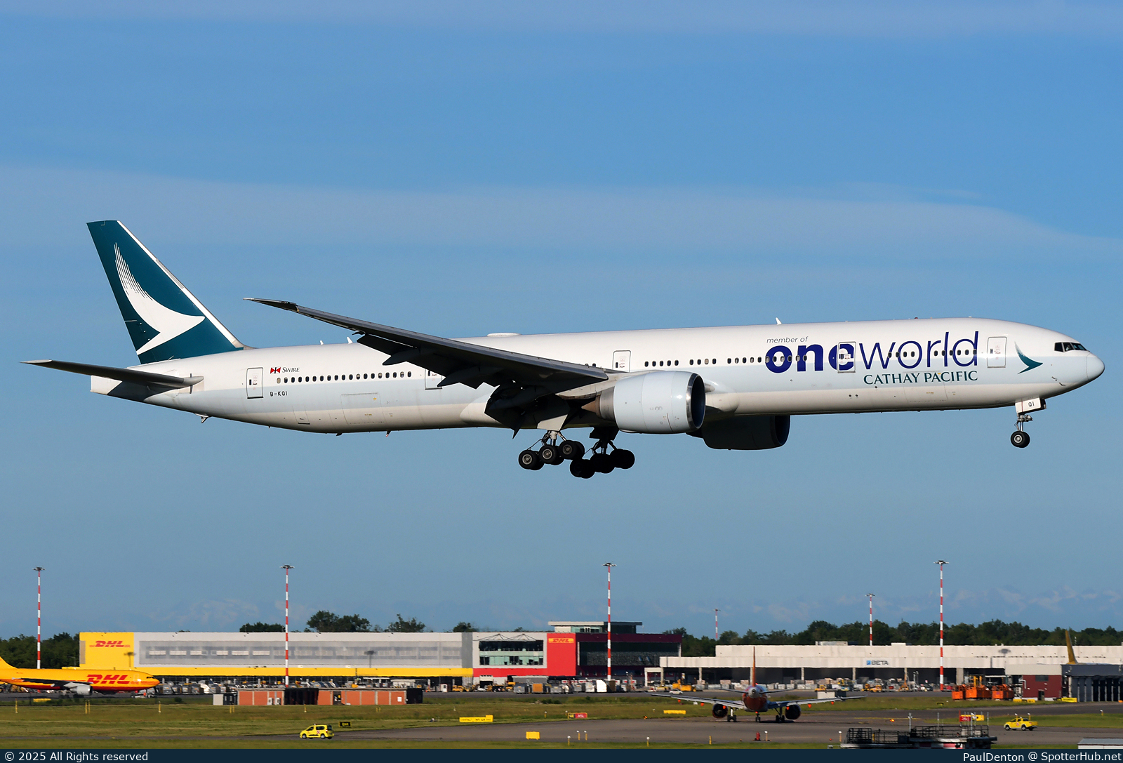 Photo of B-KQI - Boeing 777-367(ER) operated by Cathay Pacific Airways