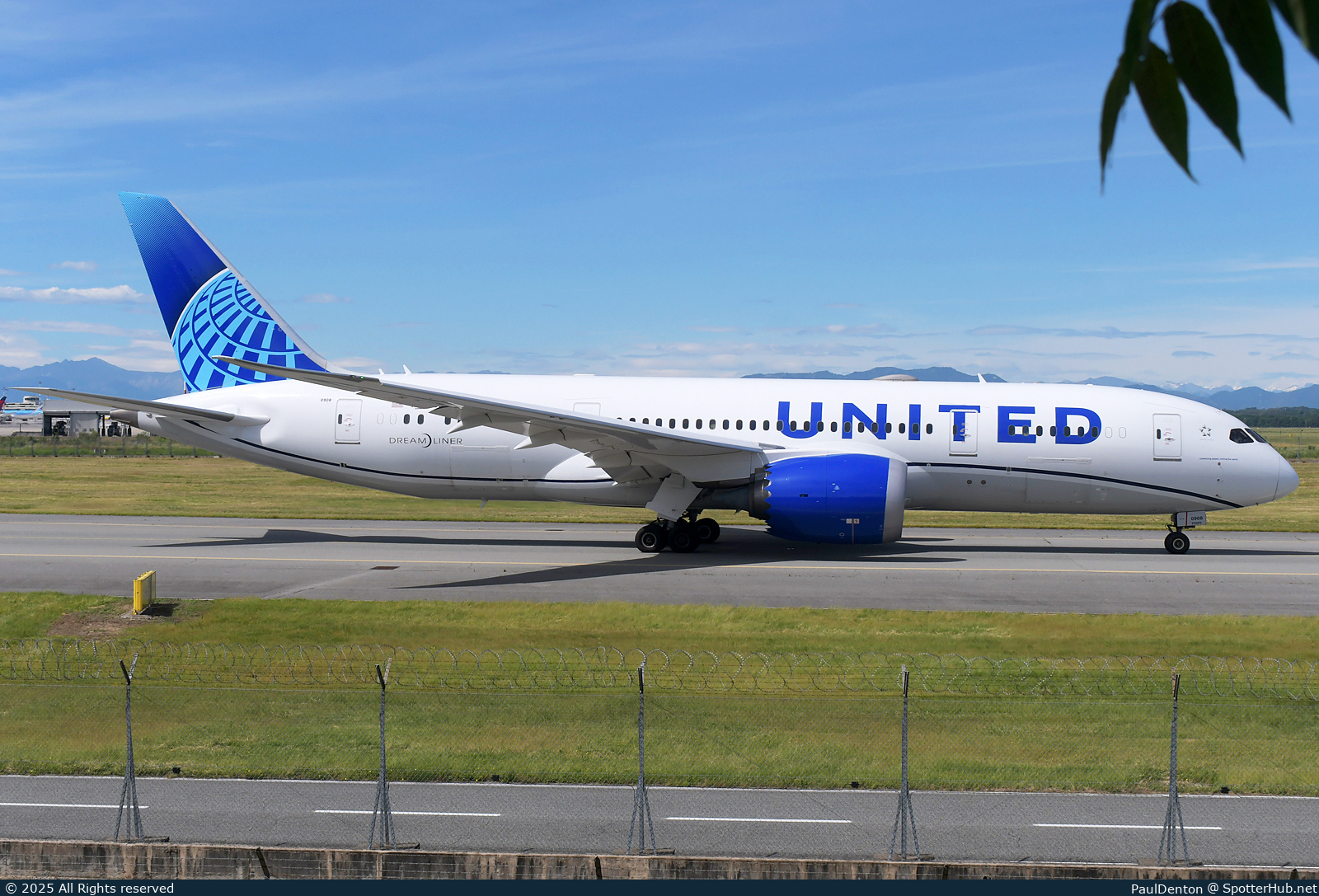 Photo of N27908 - Boeing 787-8 Dreamliner operated by United Airlines