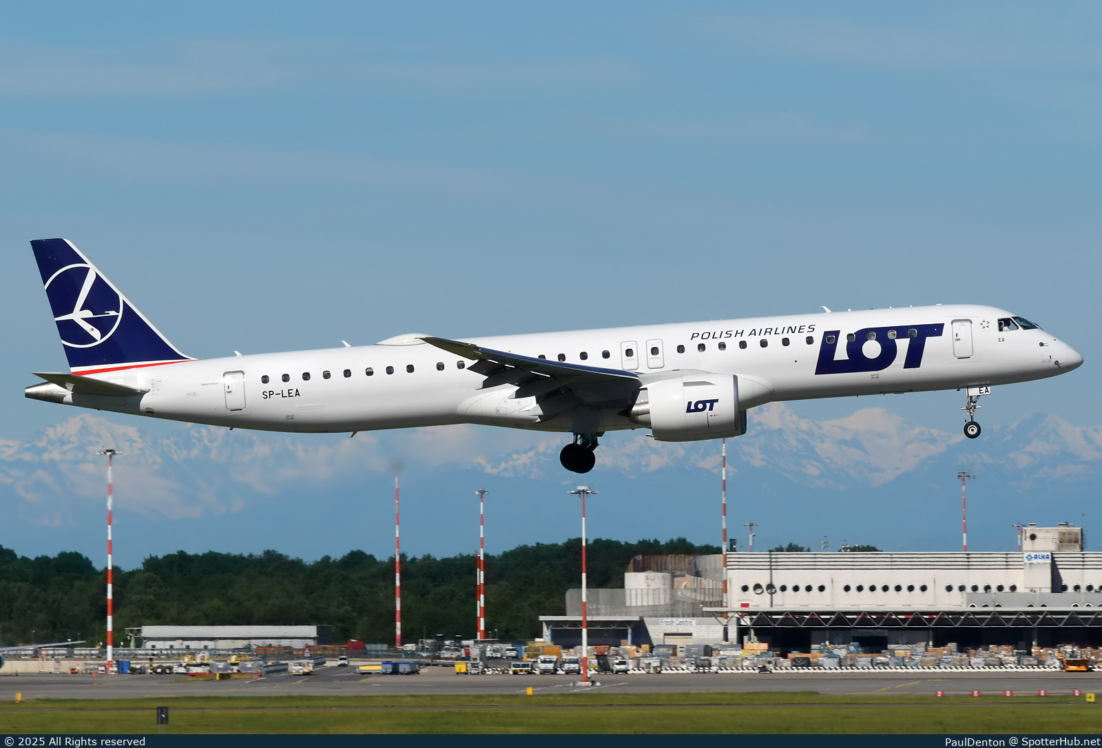 Photo of SP-LEA - Embraer ERJ-195-E2 operated by LOT Polish Airlines