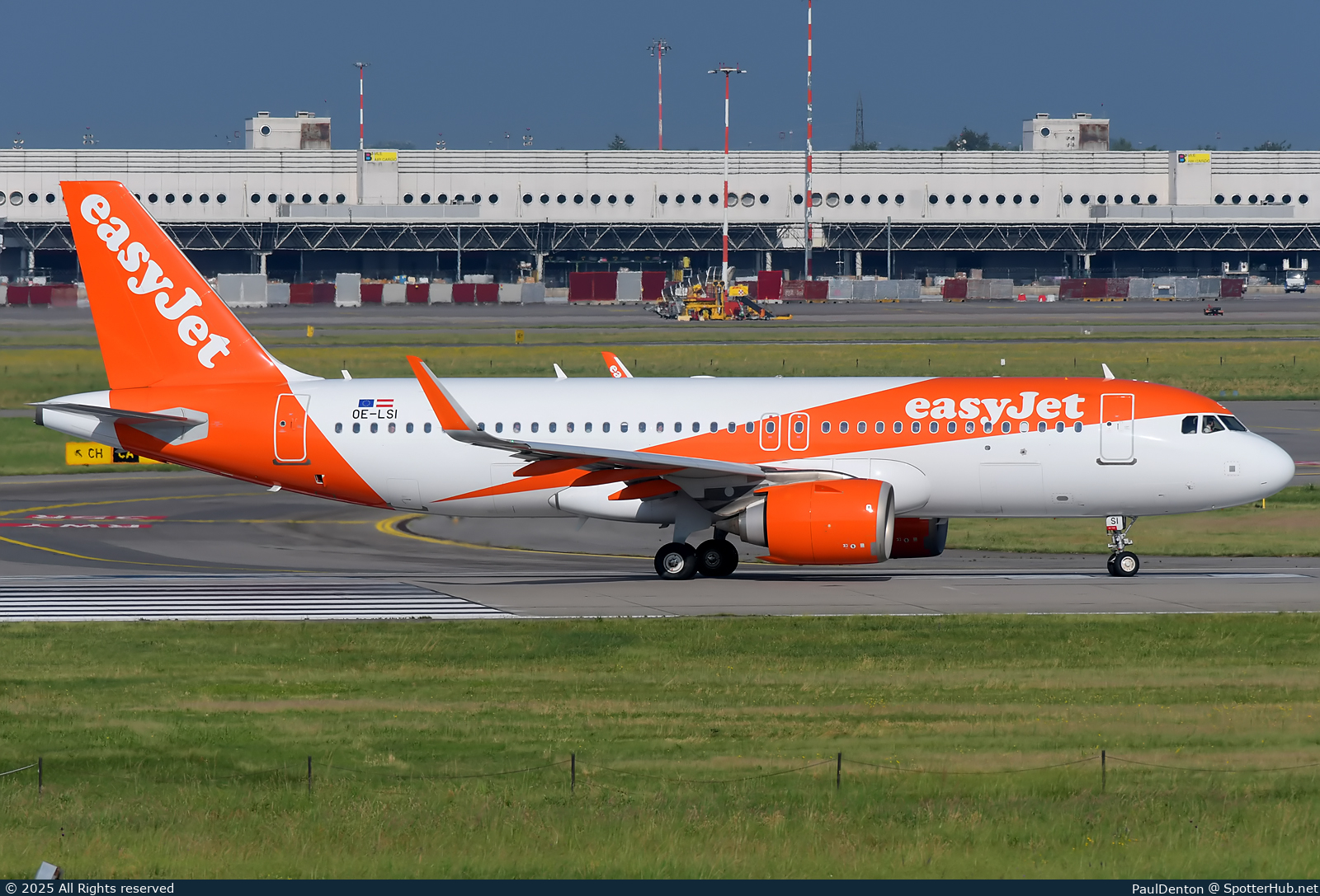 Photo of OE-LSI - Airbus A320-251N operated by easyJet Europe
