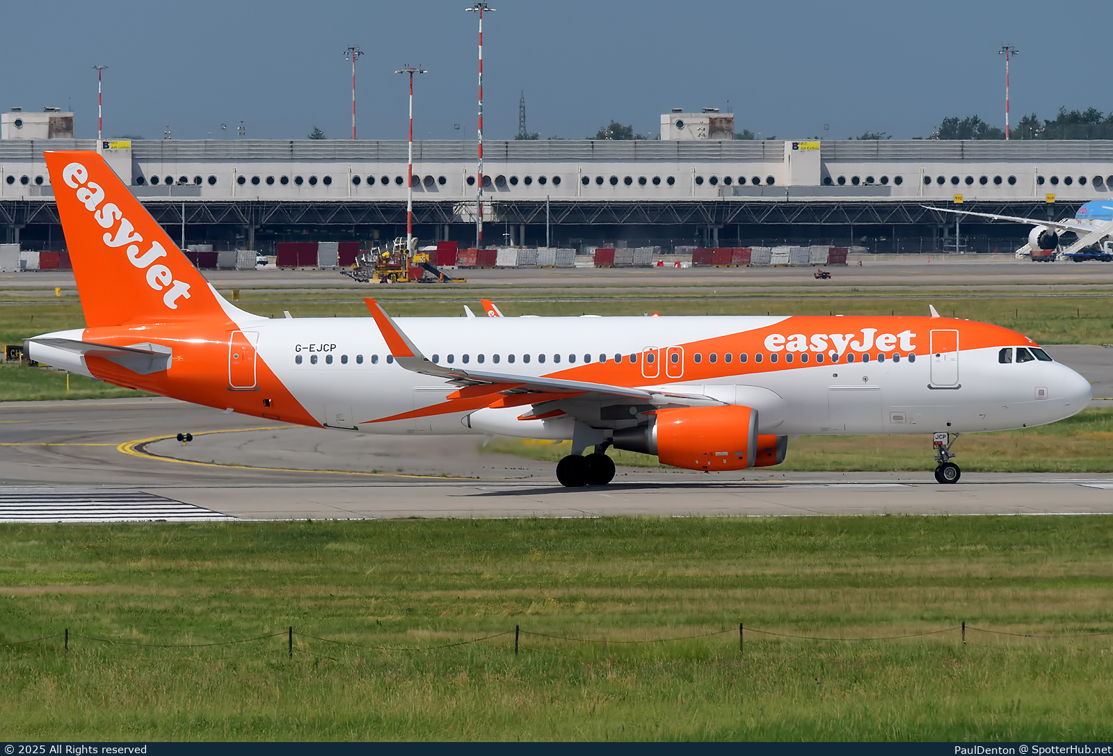 Photo of G-EJCP - Airbus A320-214 operated by easyJet