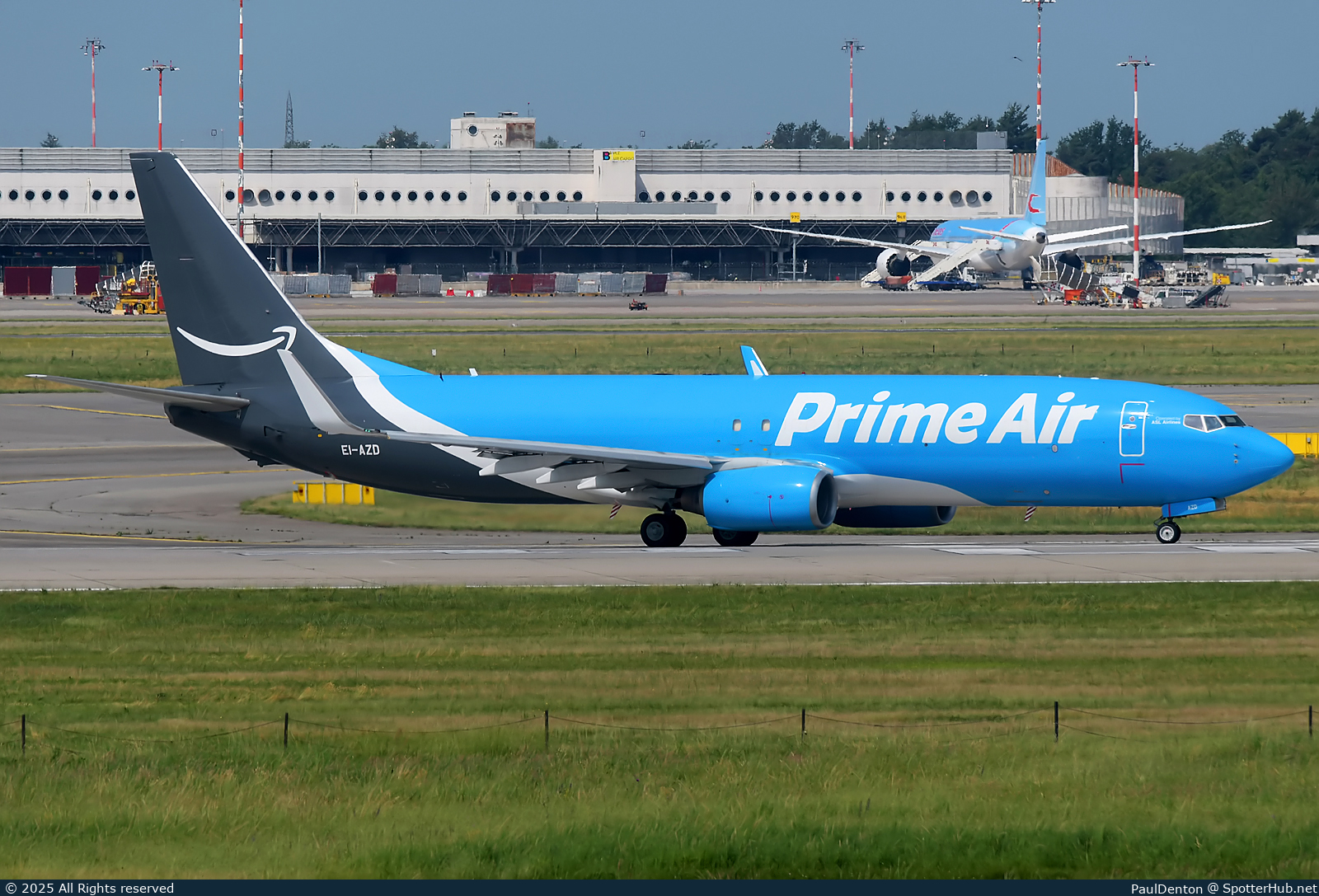 Photo of EI-AZD - Boeing 737-86Q(SF) operated by Amazon Prime Air (opb ASL Airlines Ireland)