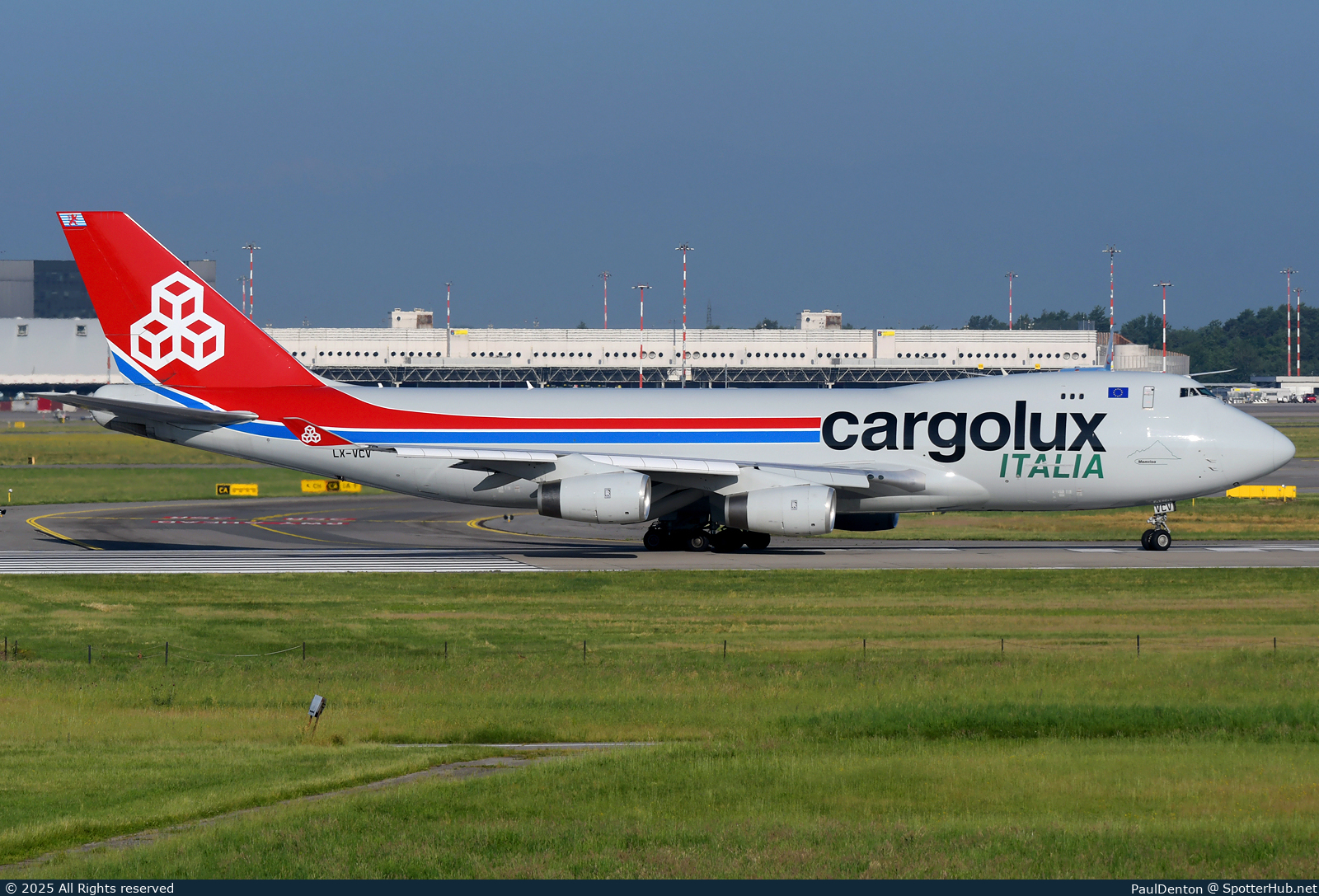 Photo of LX-YCV - Boeing 747-4R7F operated by Cargolux Italia