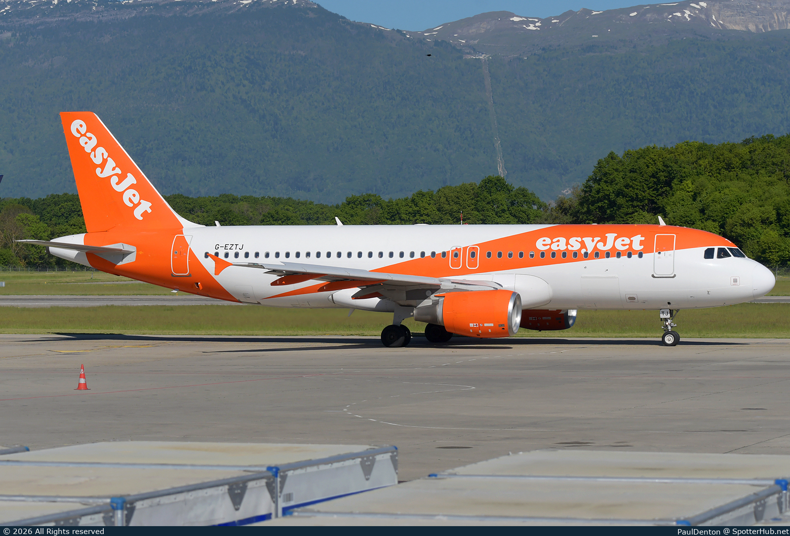 Photo of G-EZTJ - Airbus A320-214 operated by easyJet