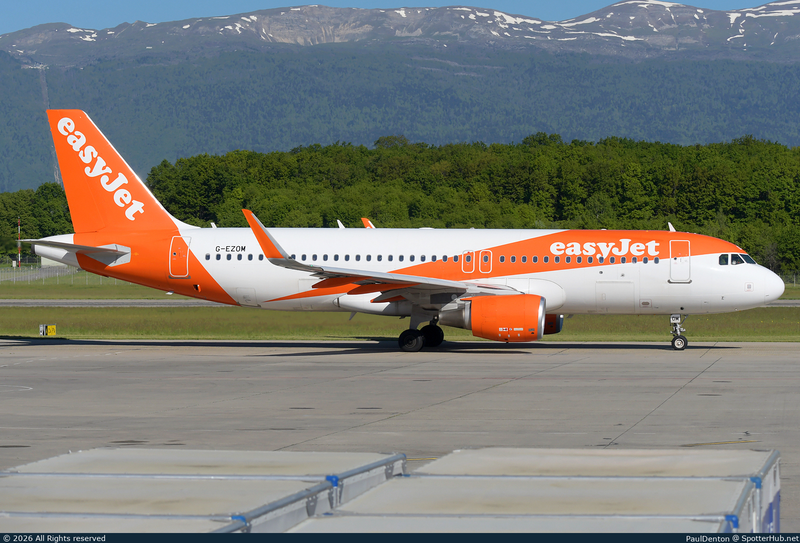 Photo of G-EZOM - Airbus A320-214 operated by easyJet