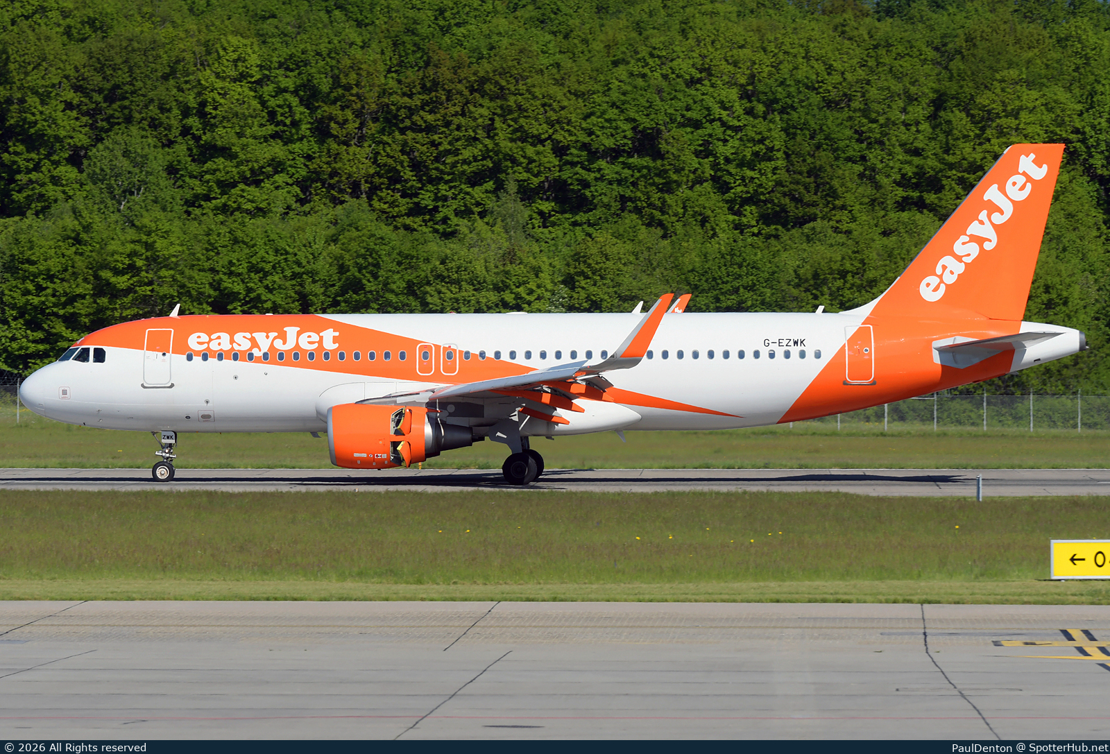 Photo of G-EZWK - Airbus A320-214 operated by easyJet