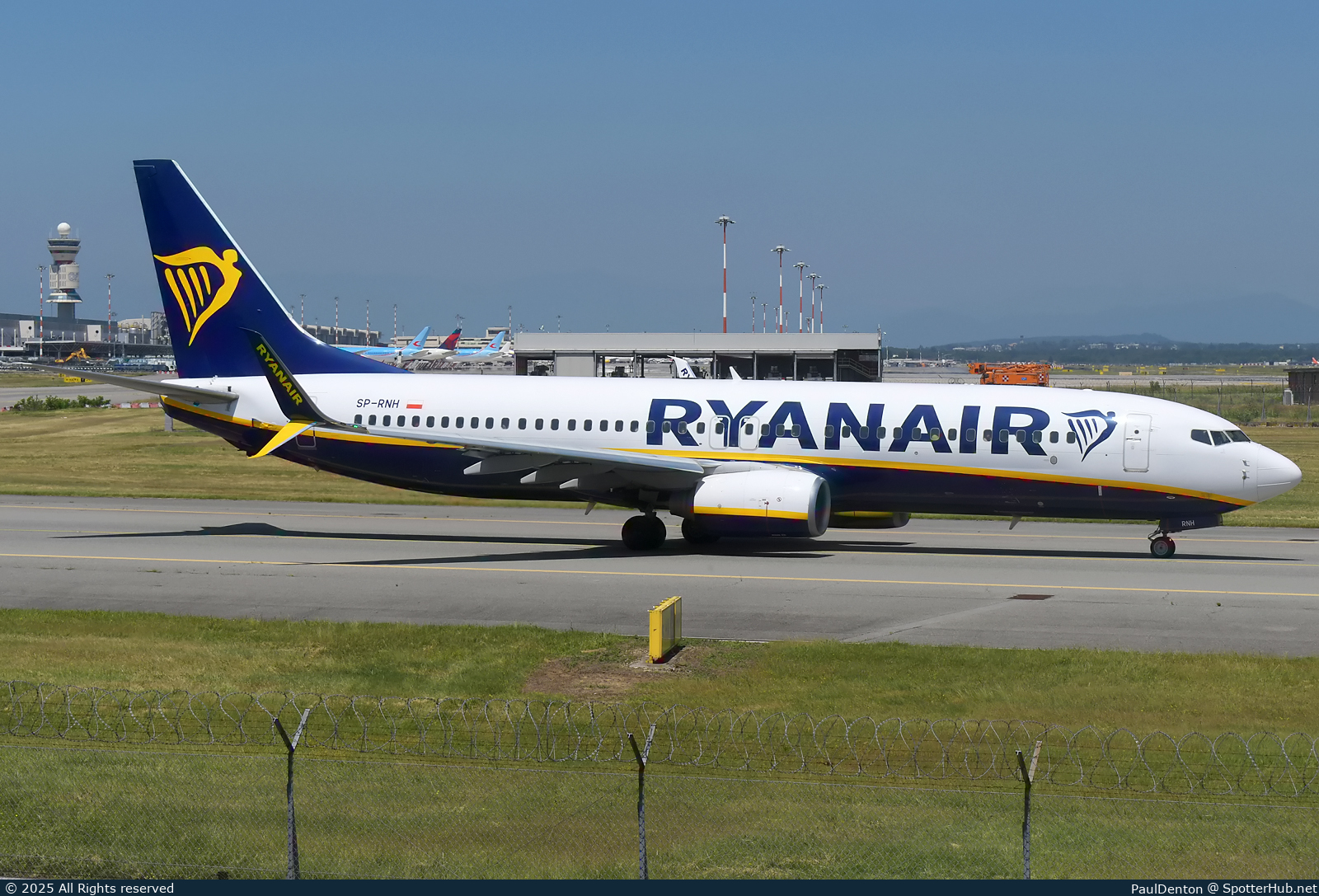 Photo of SP-RNH - Boeing 737-8AS operated by Ryanair (opb Buzz)