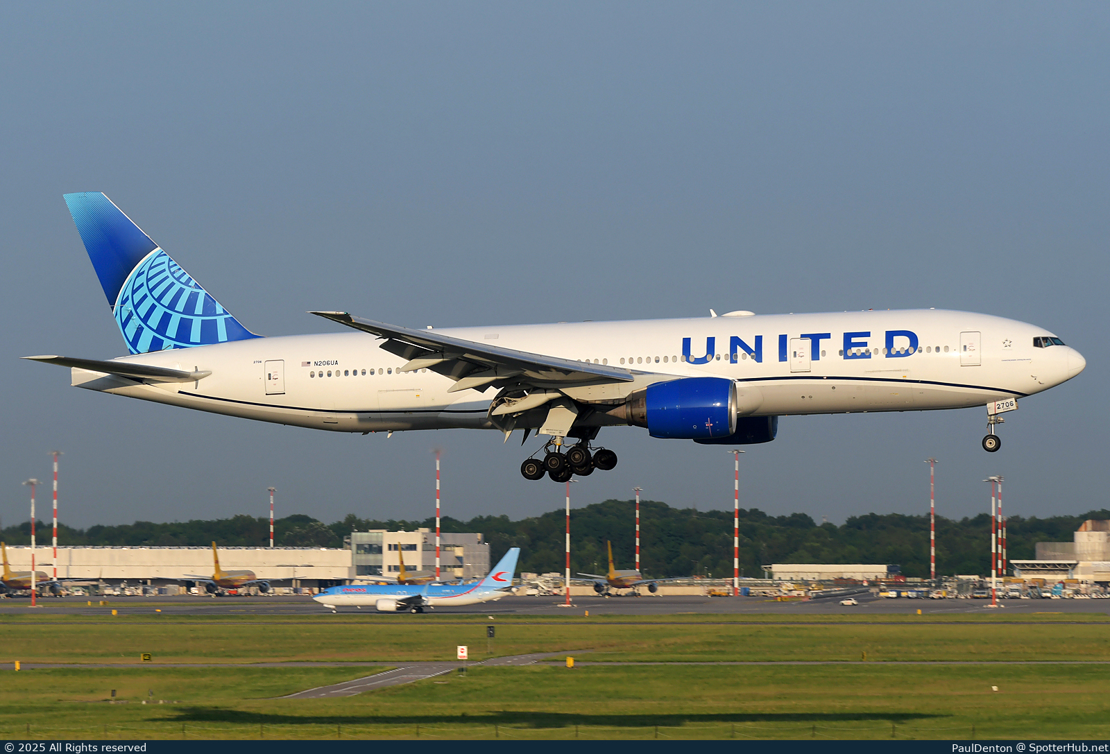 Photo of N206UA - Boeing 777-222(ER) operated by United Airlines