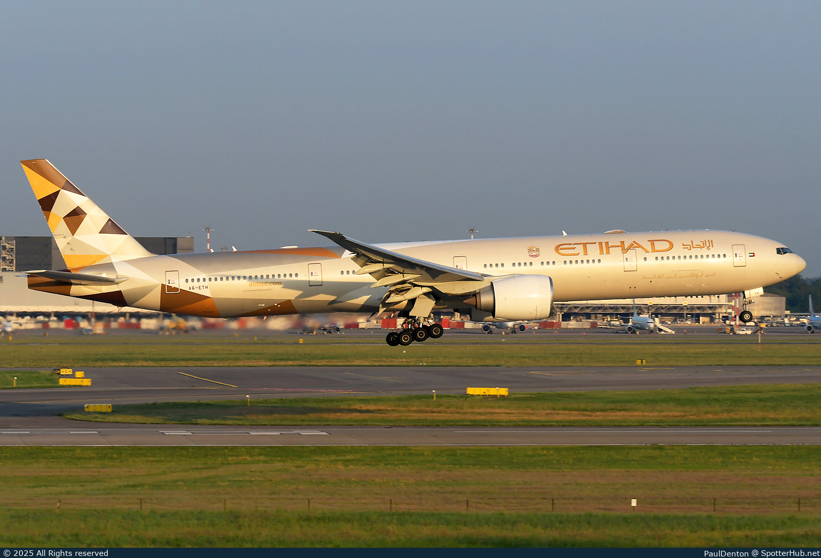 Photo of A6-ETH - Boeing 777-3FX(ER) operated by Etihad Airways