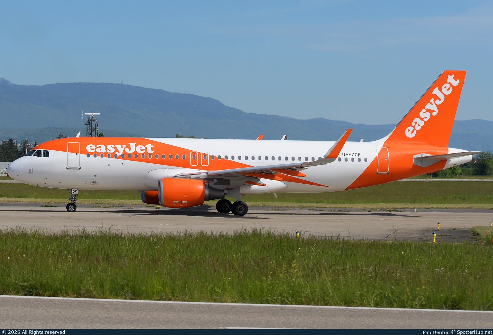 Photo of G-EZOF - Airbus A320-214 operated by easyJet