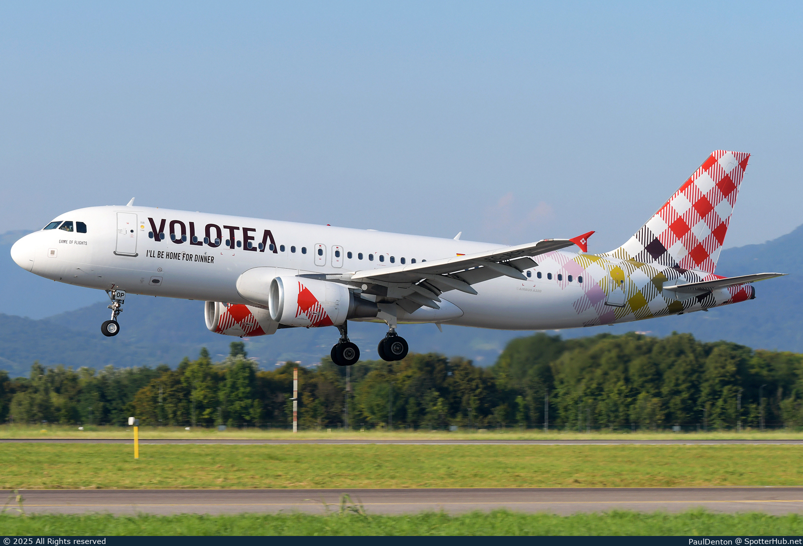 Photo of EC-NOP - Airbus A320-214 operated by Volotea
