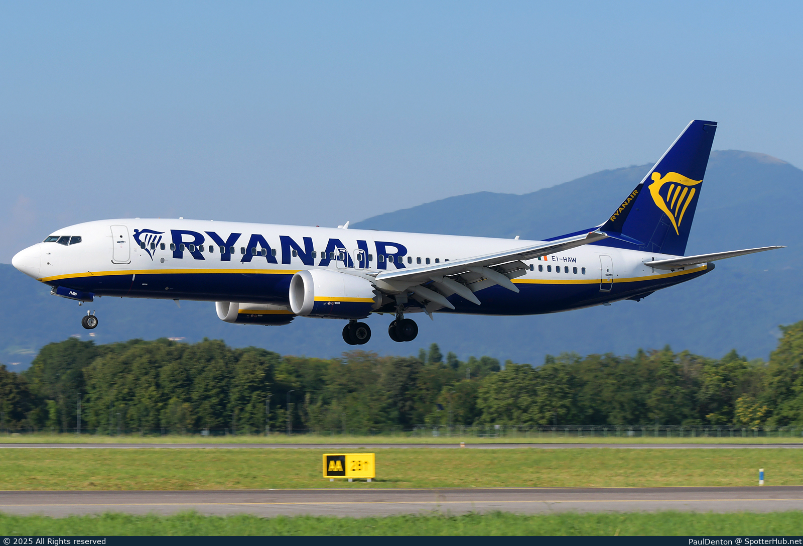 Photo of EI-HAW - Boeing 737 MAX 8-200 operated by Ryanair