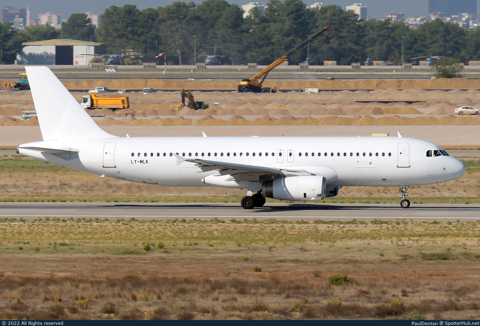 Photo of LY-MLK - Airbus A320-232 operated by Avion Express