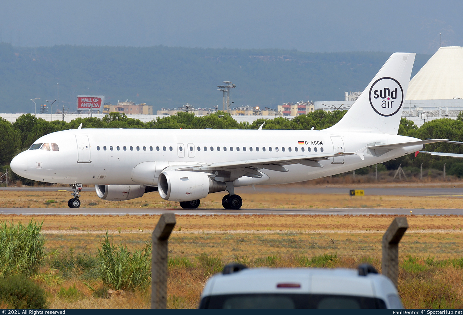 Photo of D-ASSM - Airbus A319-112 operated by Sundair
