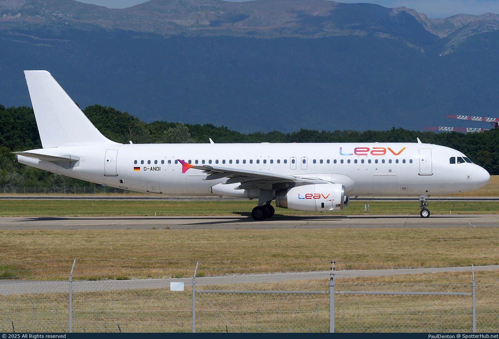 Photo of D-ANDI - Airbus A320-232 operated by LEAV Aviation