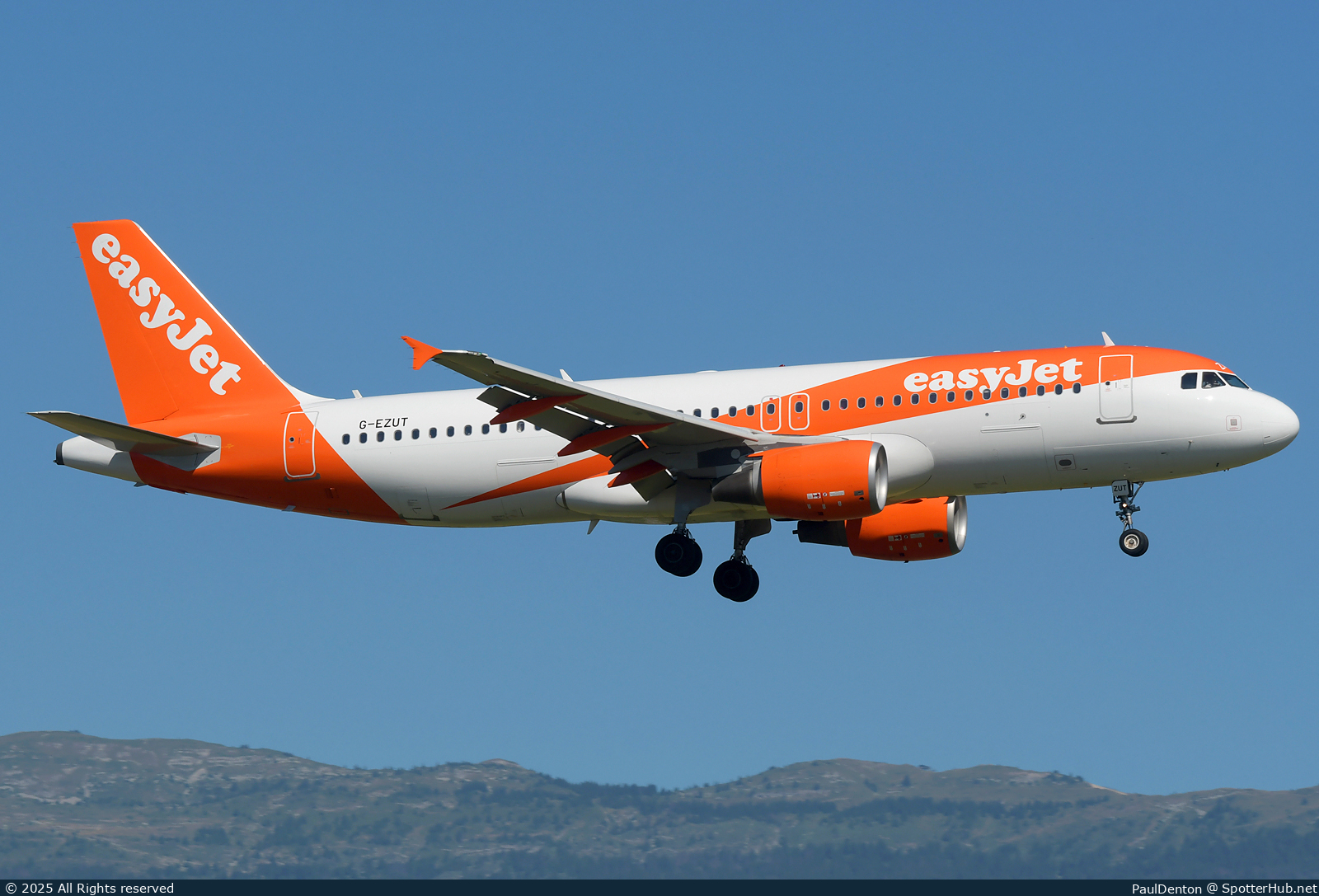 Photo of G-EZUT - Airbus A320-214 operated by easyJet