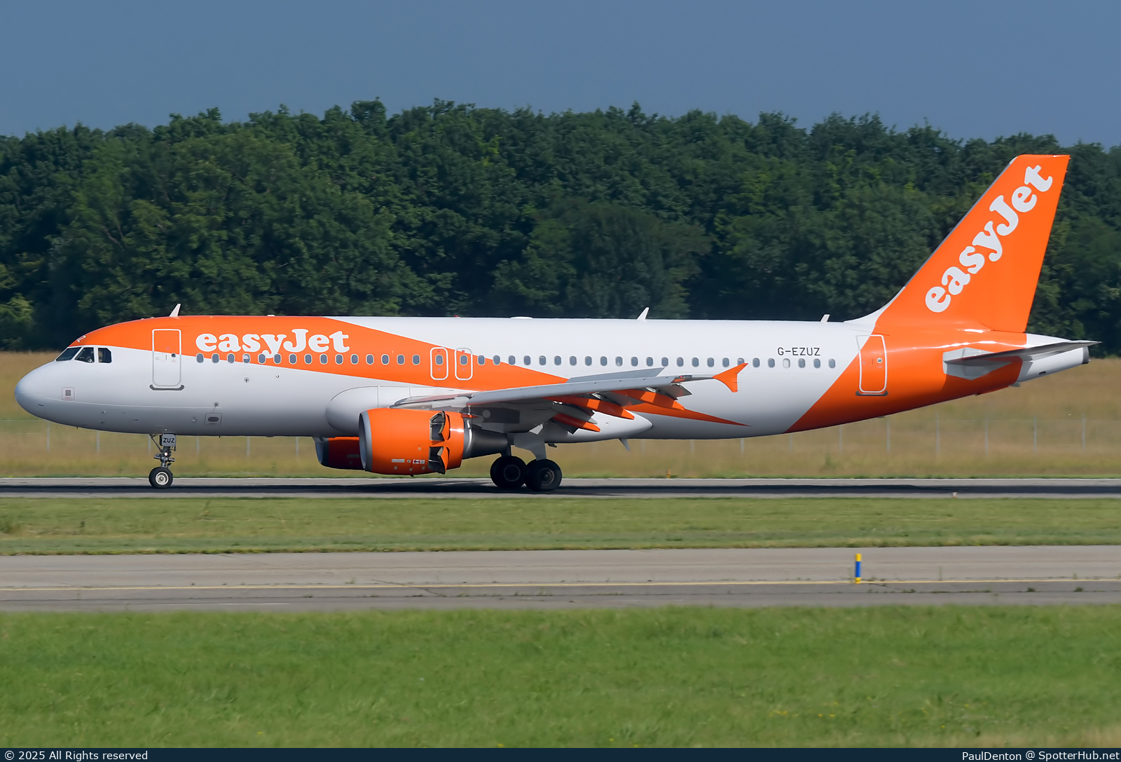 Photo of G-EZUZ - Airbus A320-214 operated by easyJet