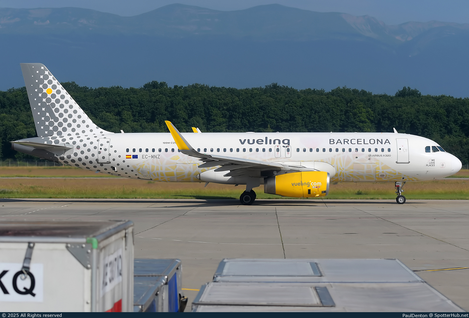 Photo of EC-MNZ - Airbus A320-232 operated by Vueling