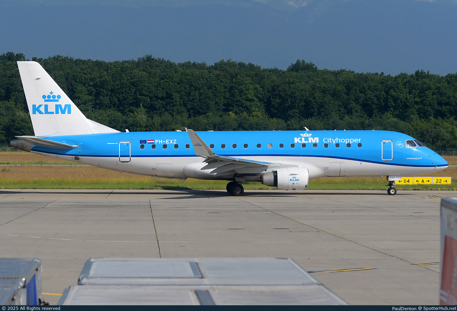 Photo of PH-EXZ - Embraer ERJ-175STD operated by KLM Cityhopper