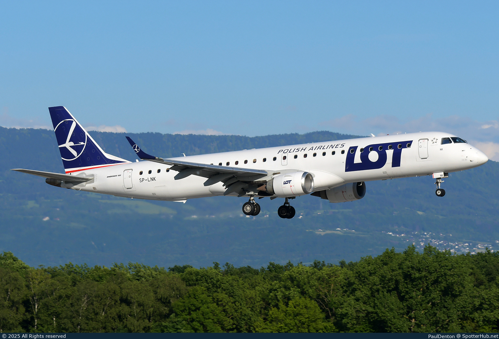 Photo of SP-LNK - Embraer ERJ-195AR operated by LOT Polish Airlines