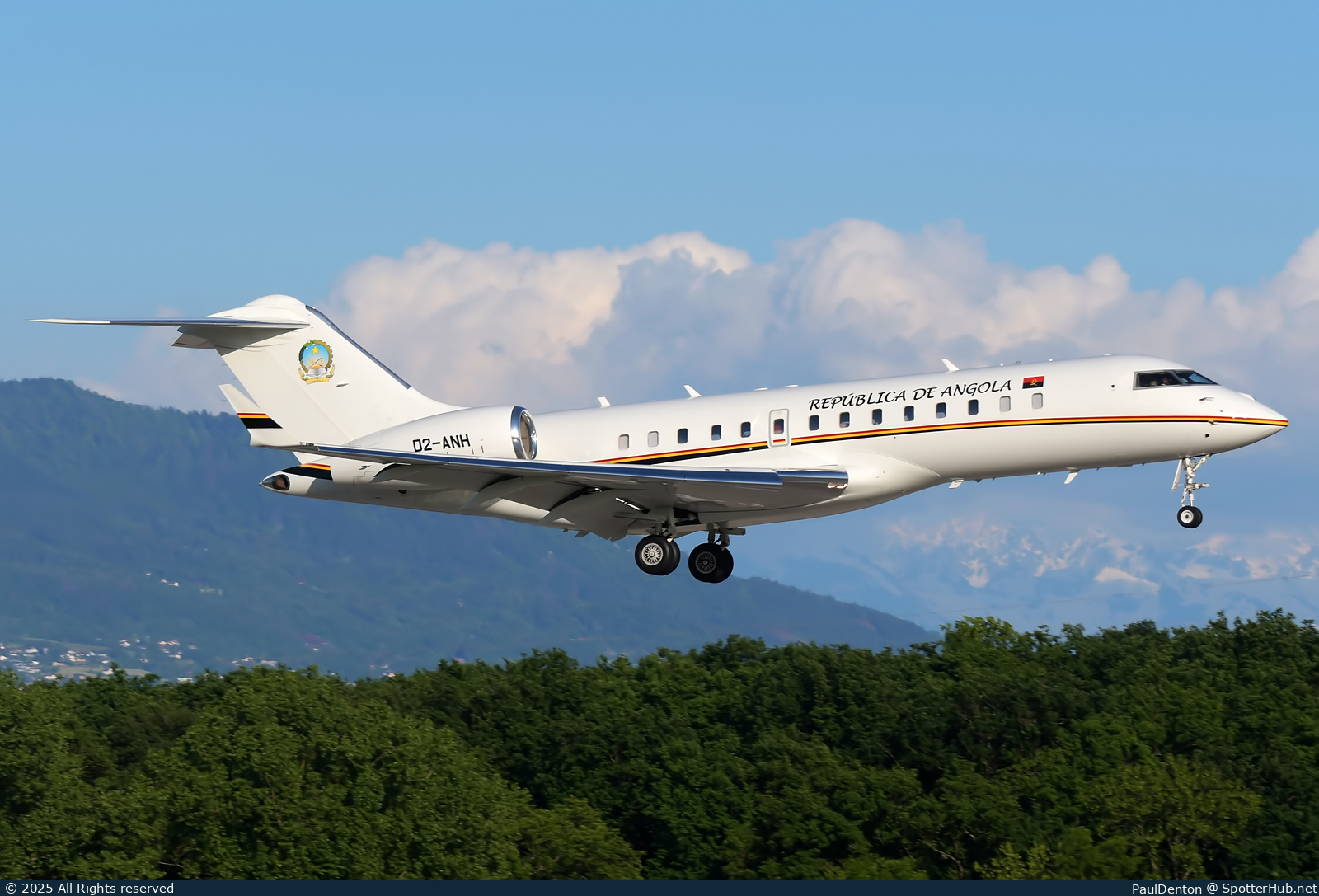 Photo of D2-ANH - Bombardier Global Express operated by Government of Angola
