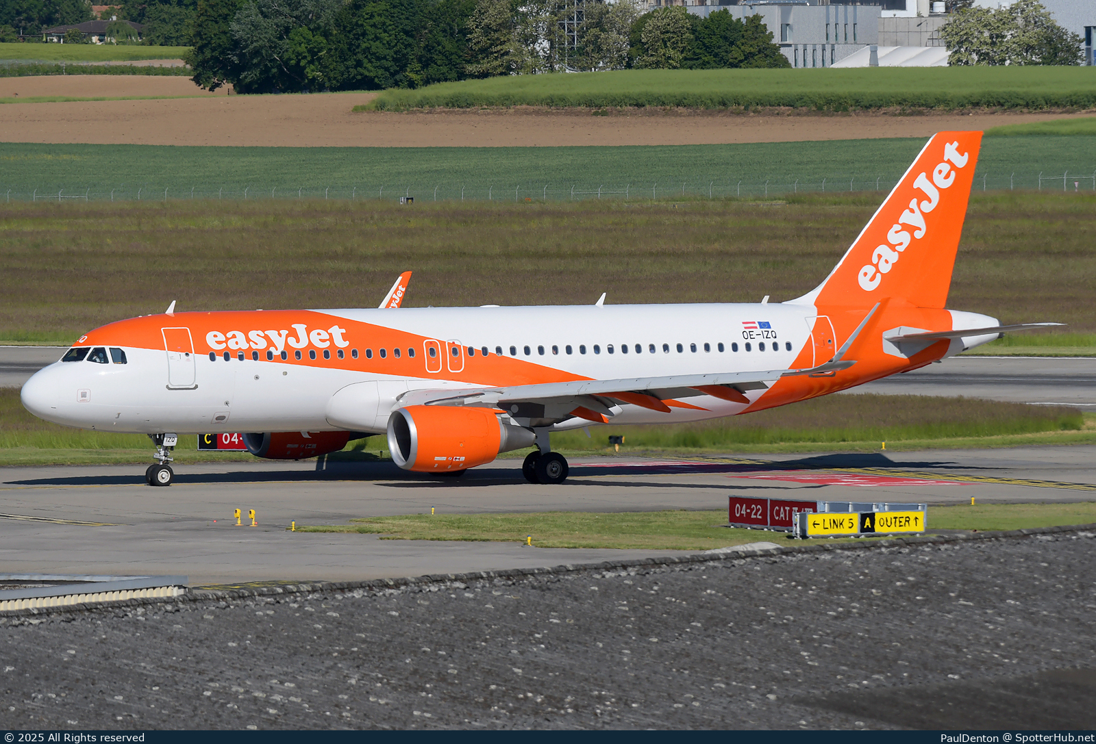 Photo of OE-IZQ - Airbus A320-214 operated by easyJet Europe