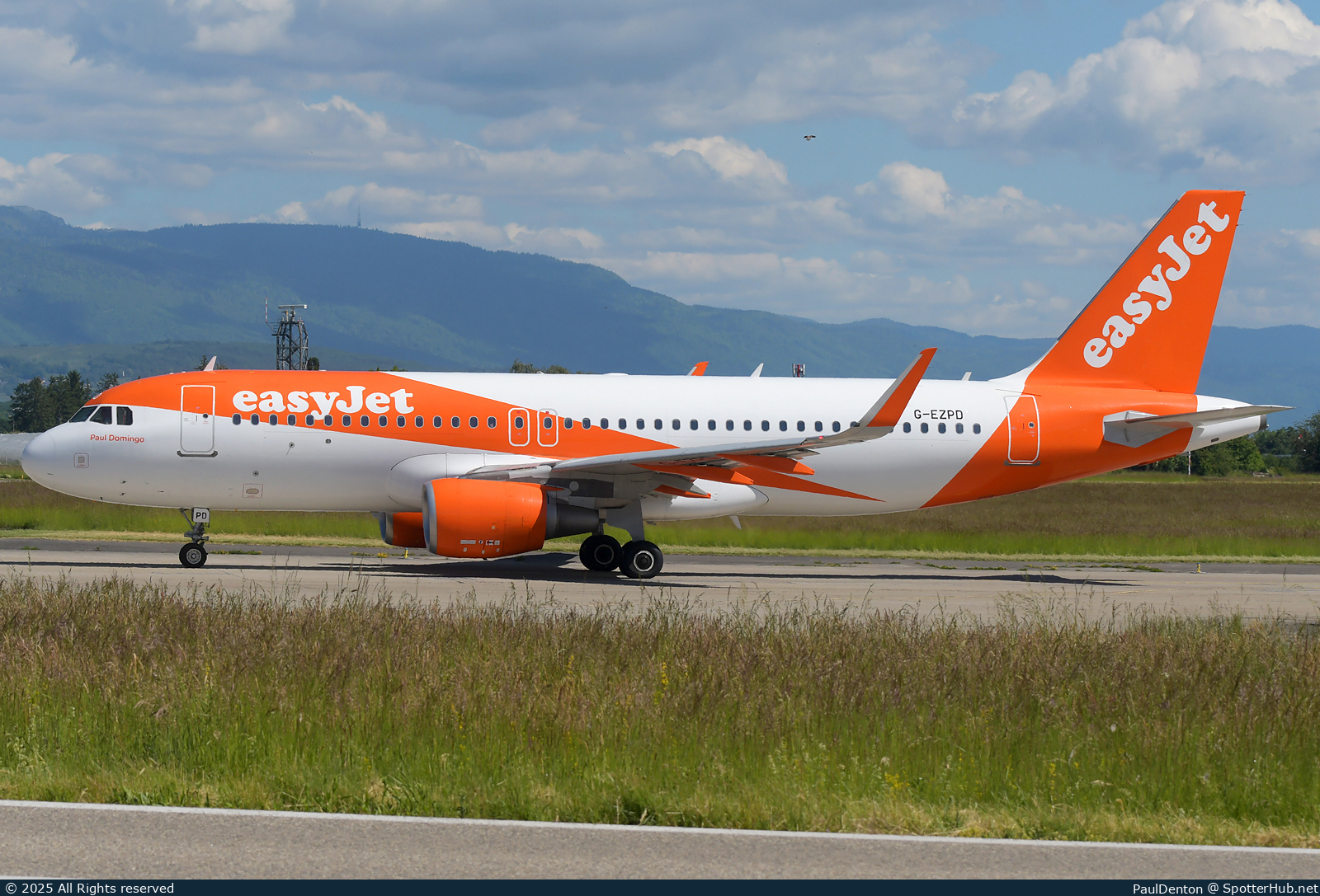 Photo of G-EZPD - Airbus A320-214 operated by easyJet