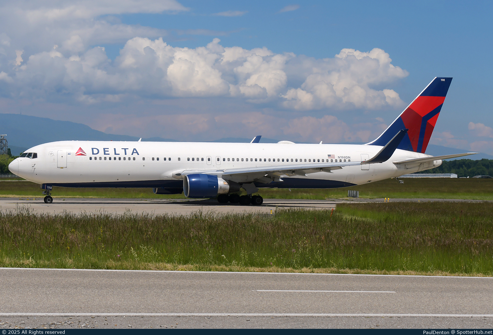Photo of N198DN - Boeing 767-332(ER) operated by Delta Air Lines