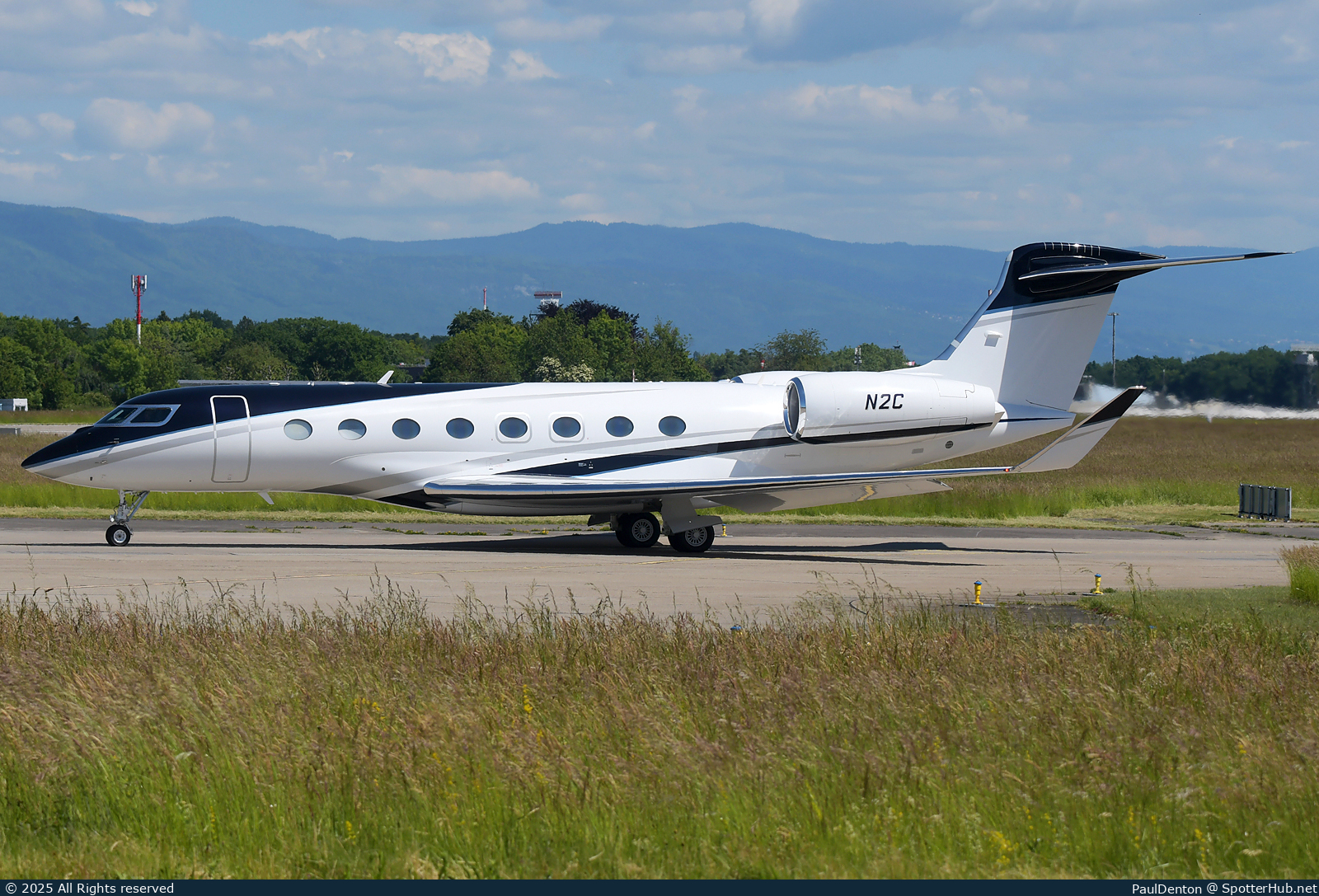 Photo of N2C - Gulfstream G650ER operated by Alcon