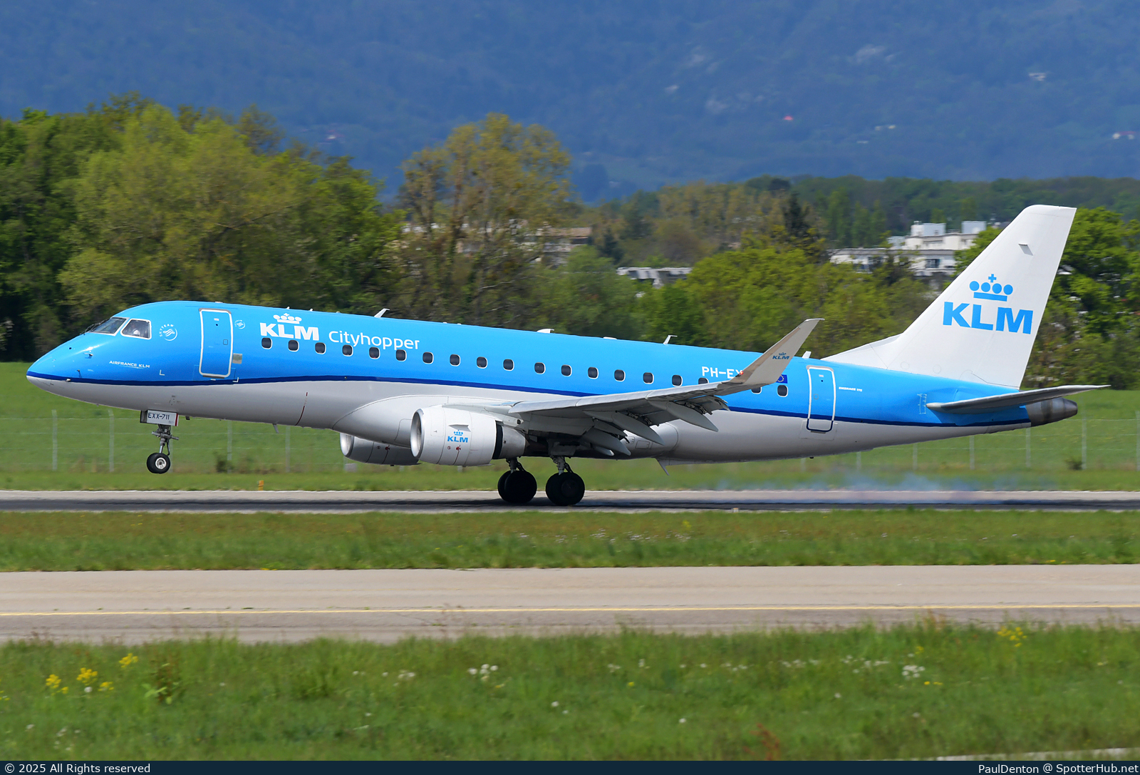 Photo of PH-EXX - Embraer ERJ-175STD operated by KLM Cityhopper