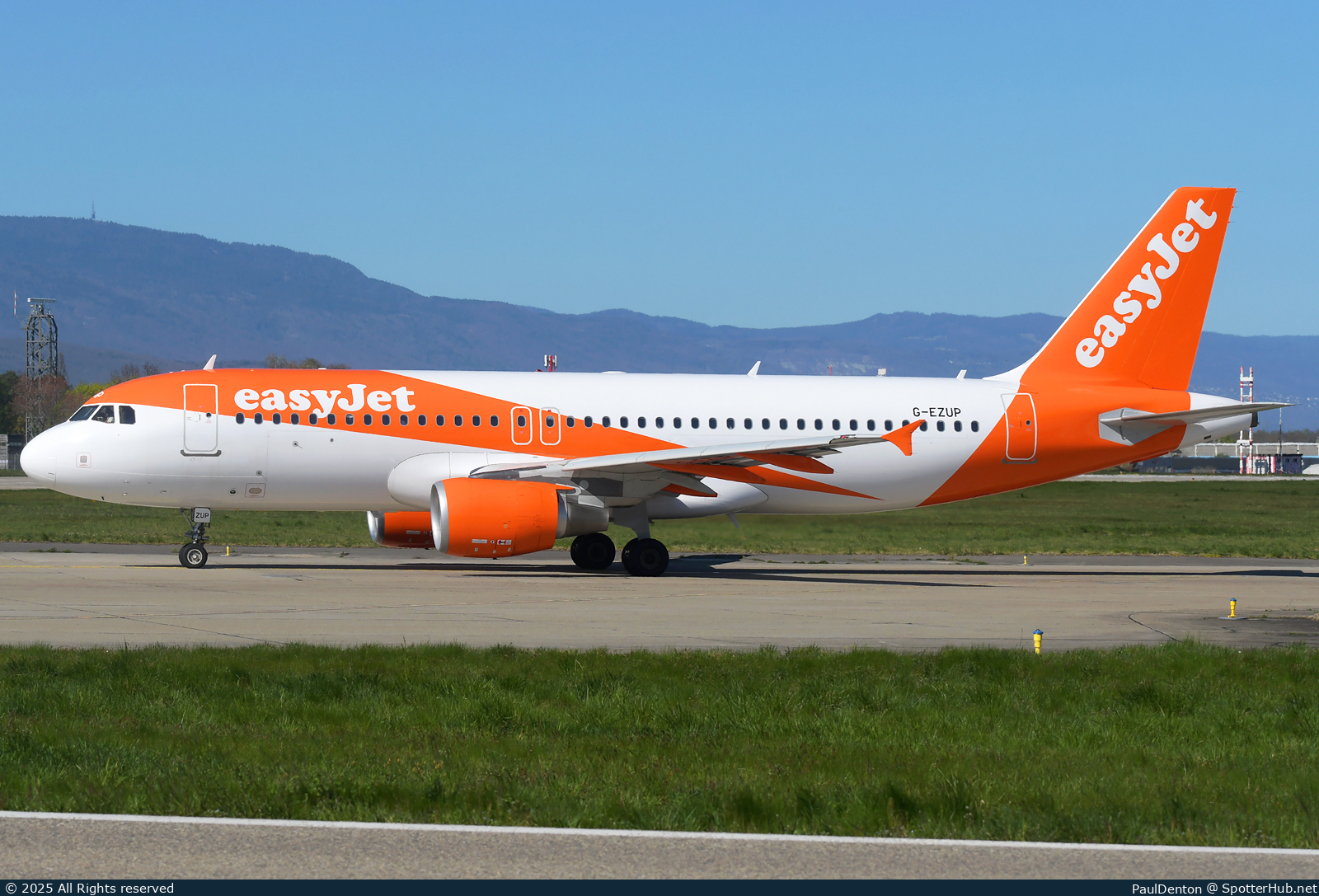 Photo of G-EZUP - Airbus A320-214 operated by easyJet