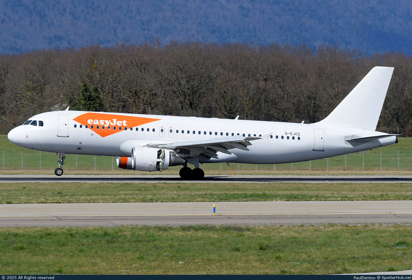 Photo of G-EJCC - Airbus A320-214 operated by easyJet