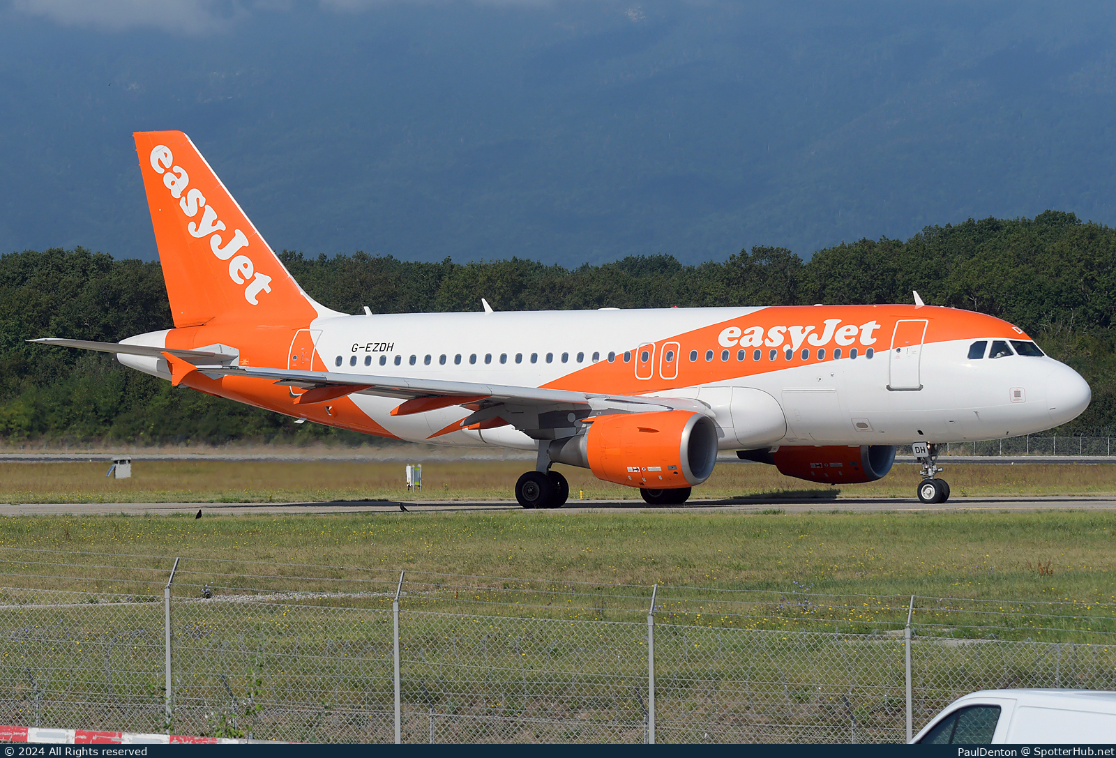 Photo of G-EZDH - Airbus A319-111 operated by easyJet