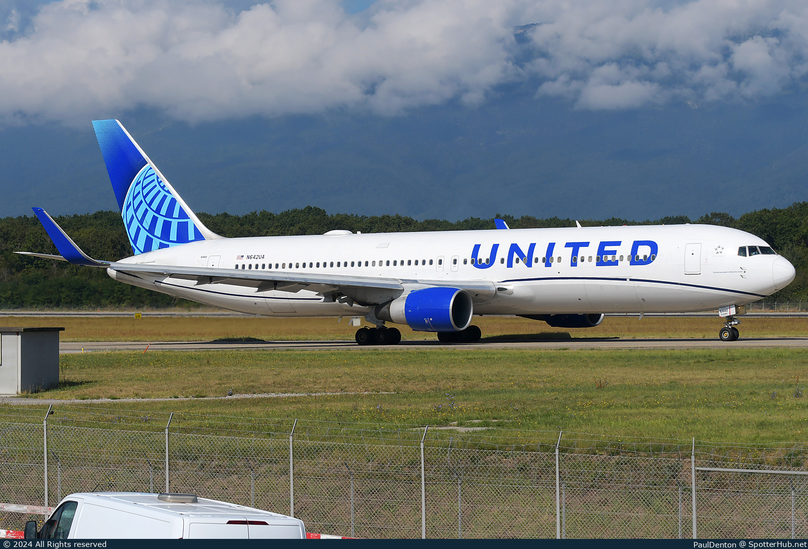 Photo of N642UA - Boeing 767-322(ER) operated by United Airlines
