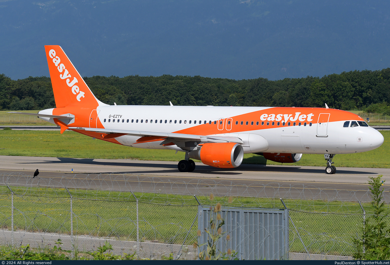 Photo of G-EZTV - Airbus A320-214 operated by easyJet