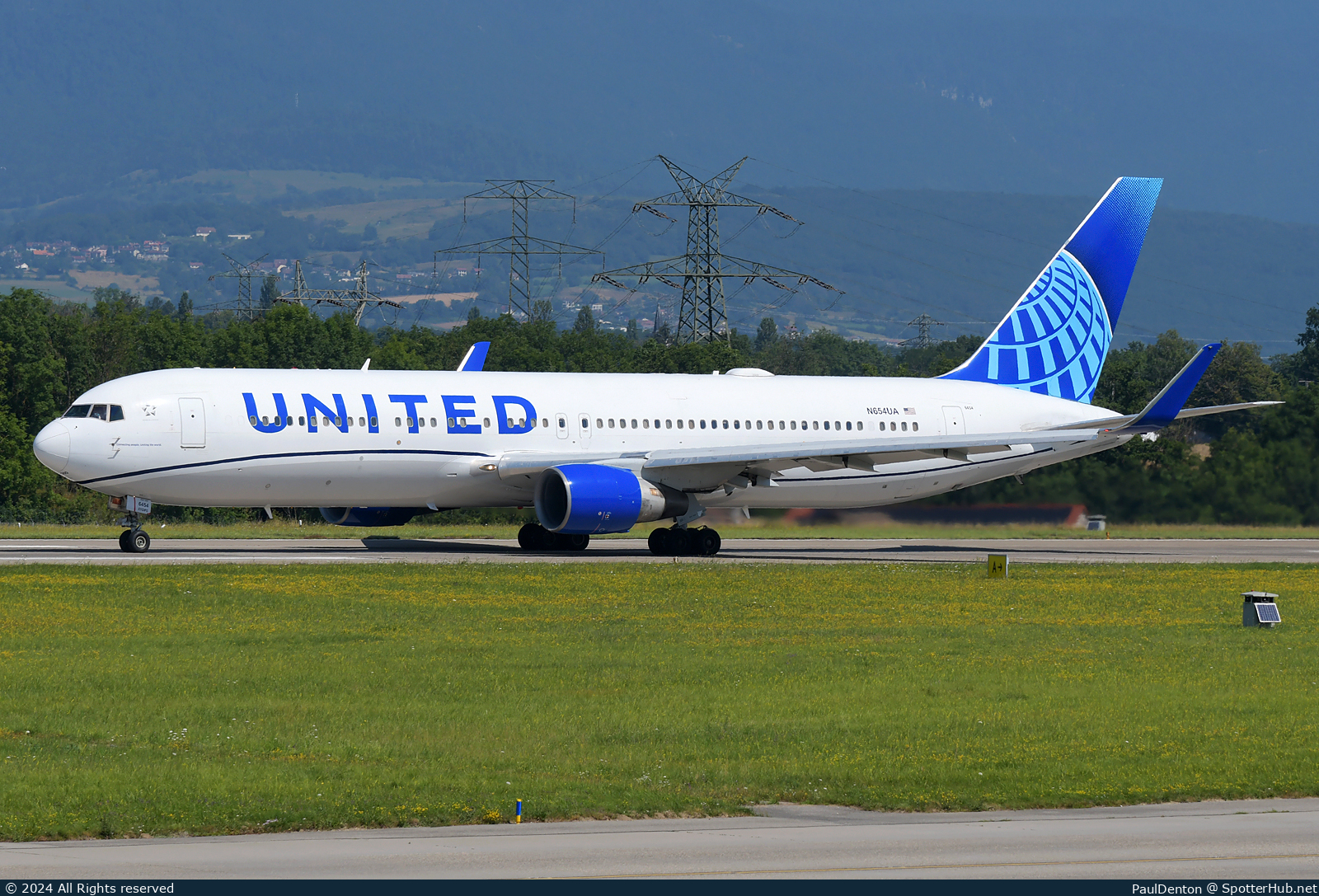 Photo of N654UA - Boeing 767-322(ER) operated by United Airlines