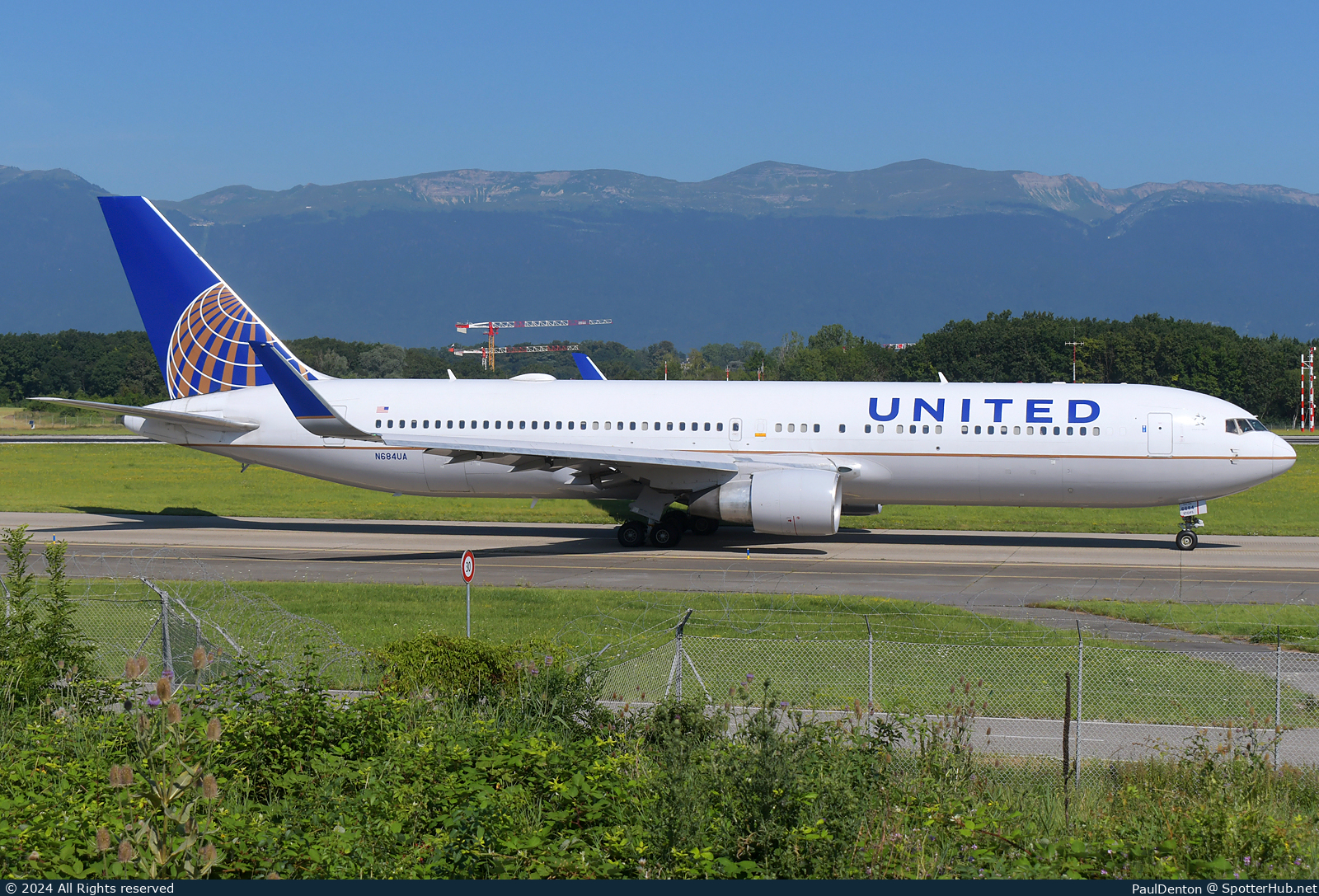 Photo of N664UA - Boeing 767-322(ER) operated by United Airlines