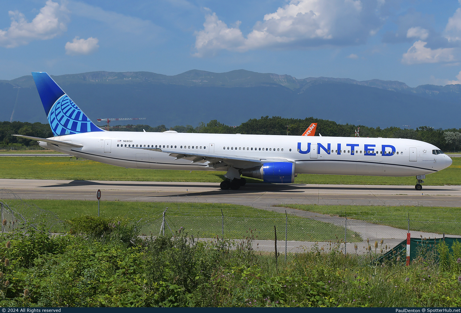 Photo of N68061 - Boeing 767-424(ER) operated by United Airlines