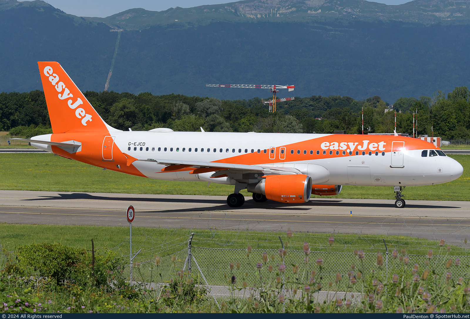 Photo of G-EJCD - Airbus A320-214 operated by easyJet