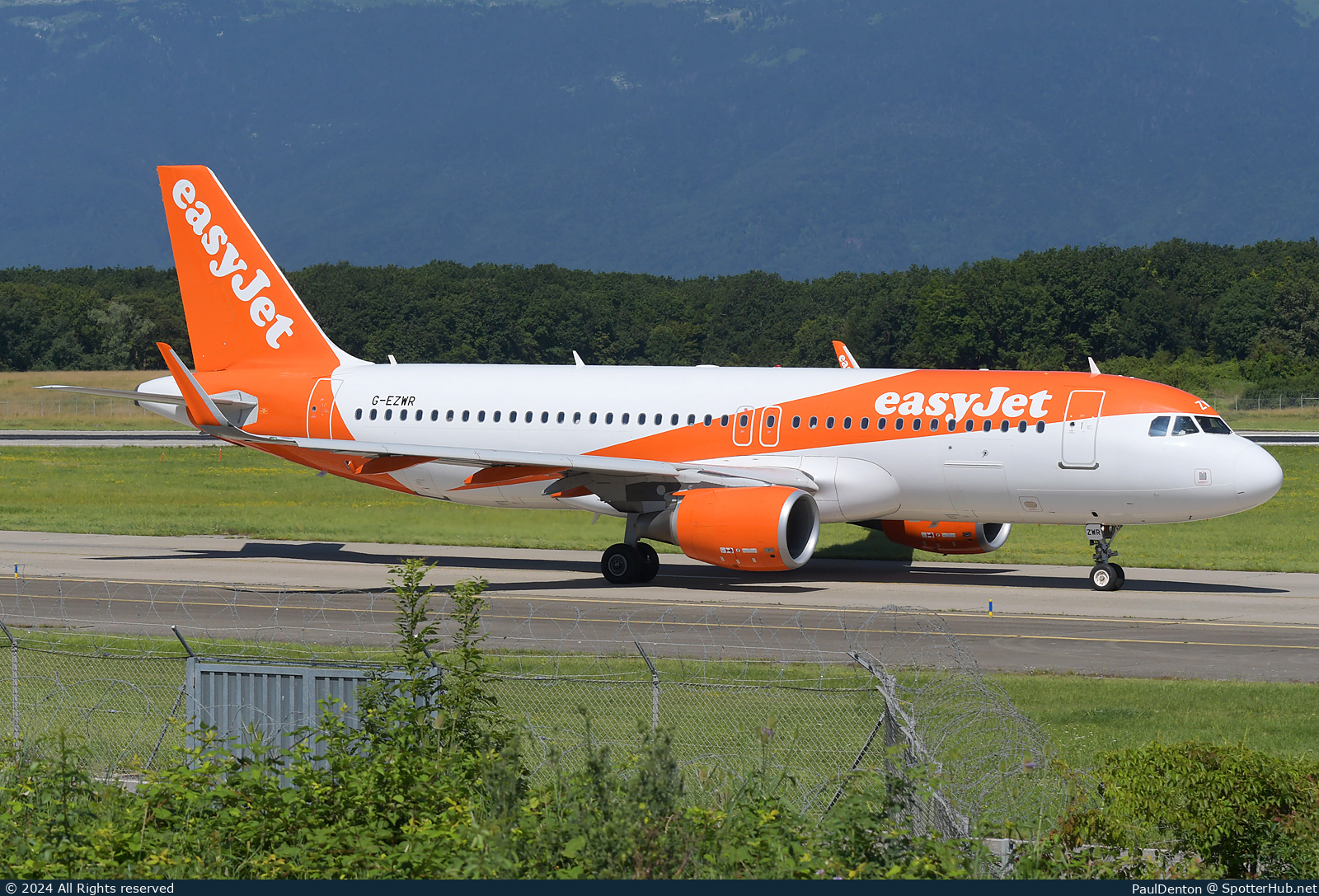 Photo of G-EZWR - Airbus A320-214 operated by easyJet