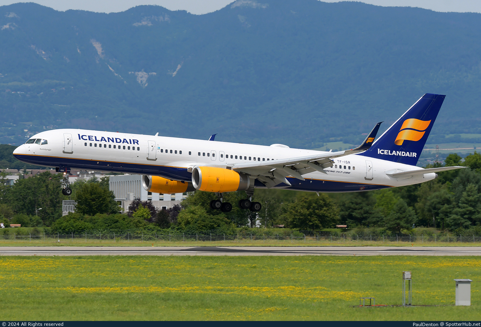 Photo of TF-ISR - Boeing 757-256 operated by Icelandair