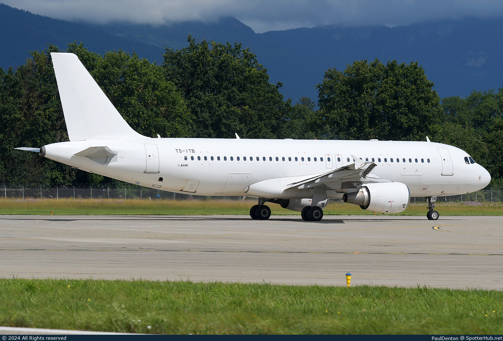 Photo of TS-ITB - Airbus A320-214 operated by Tunisair