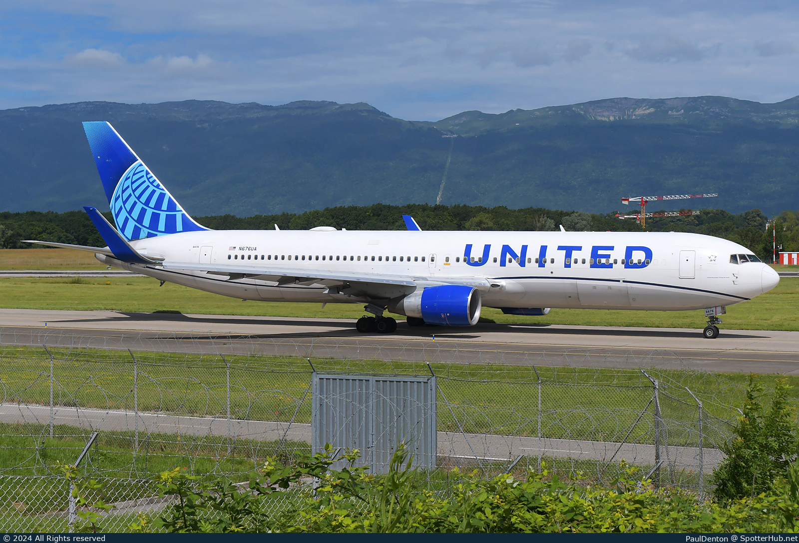 Photo of N676UA - Boeing 767-322(ER) operated by United Airlines