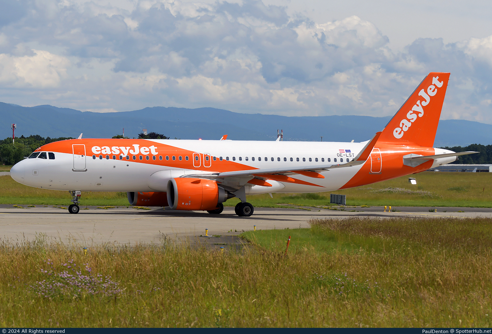 Photo of OE-LST - Airbus A320-251N operated by easyJet Europe