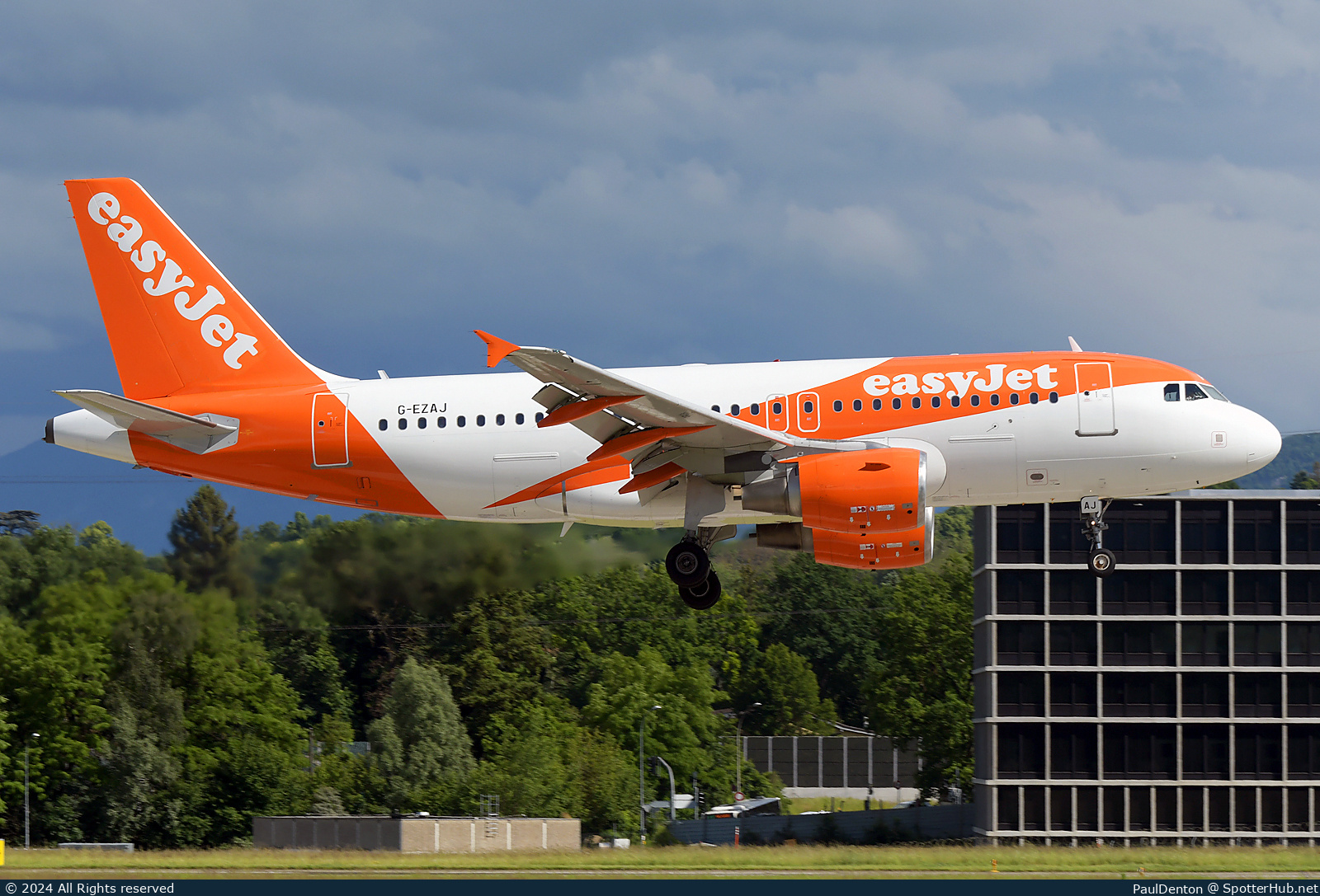 Photo of G-EZAJ - Airbus A319-111 operated by easyJet
