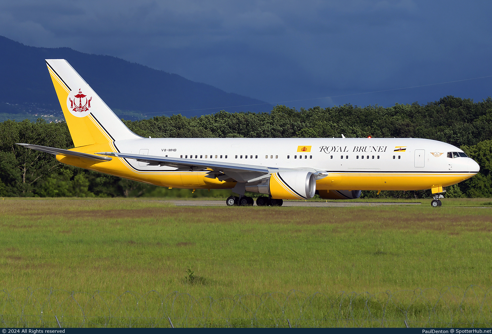 Photo of V8-MHB - Boeing 767-27G(ER) operated by Brunei Royal Flight