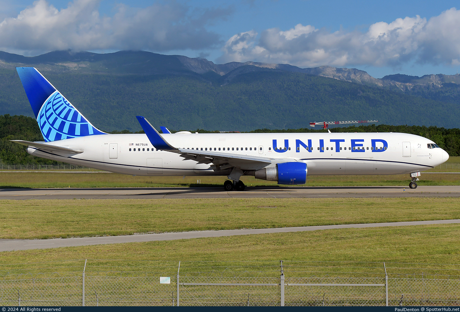 Photo of N675UA - Boeing 767-322(ER) operated by United Airlines
