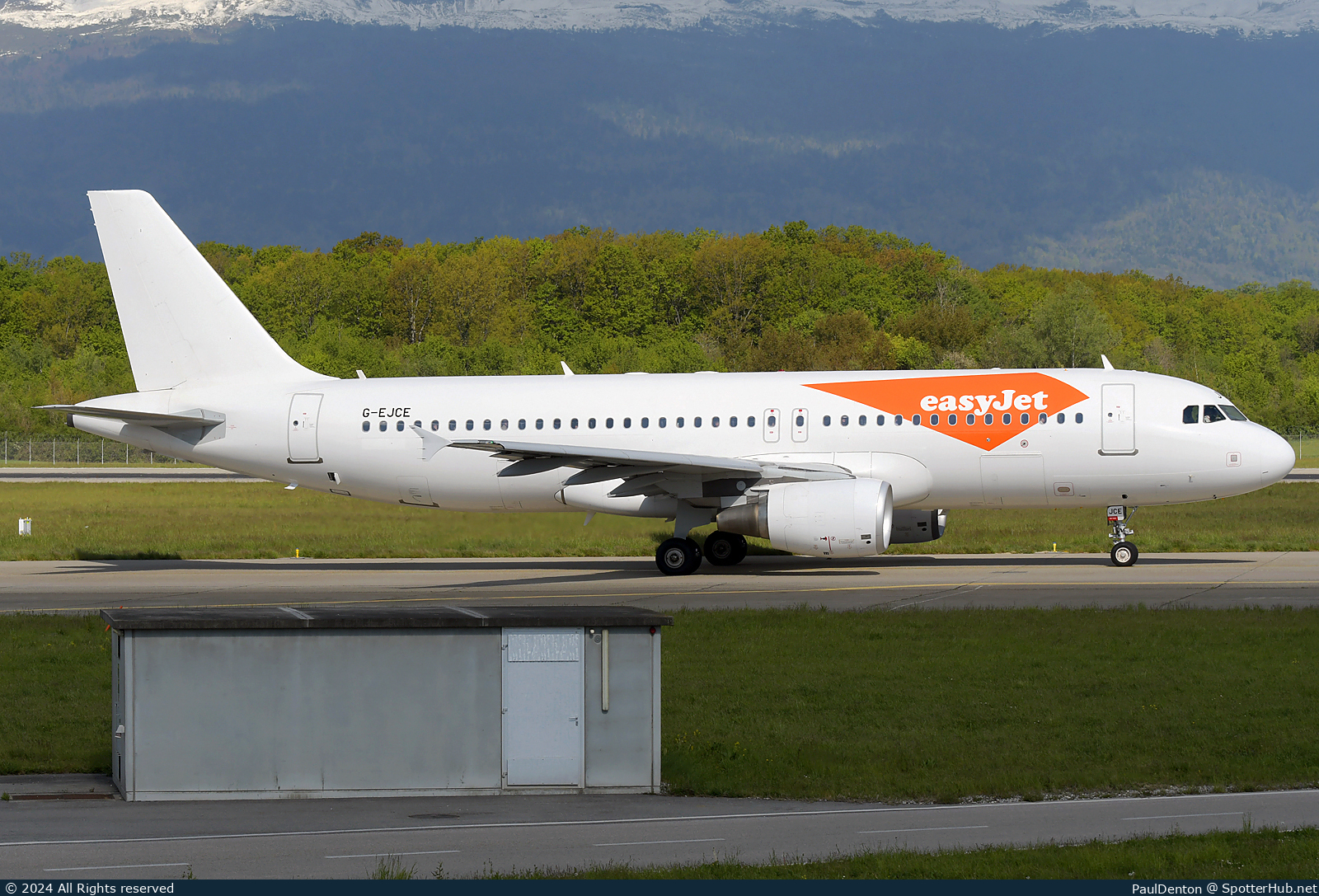 Photo of G-EJCE - Airbus A320-214 operated by easyJet