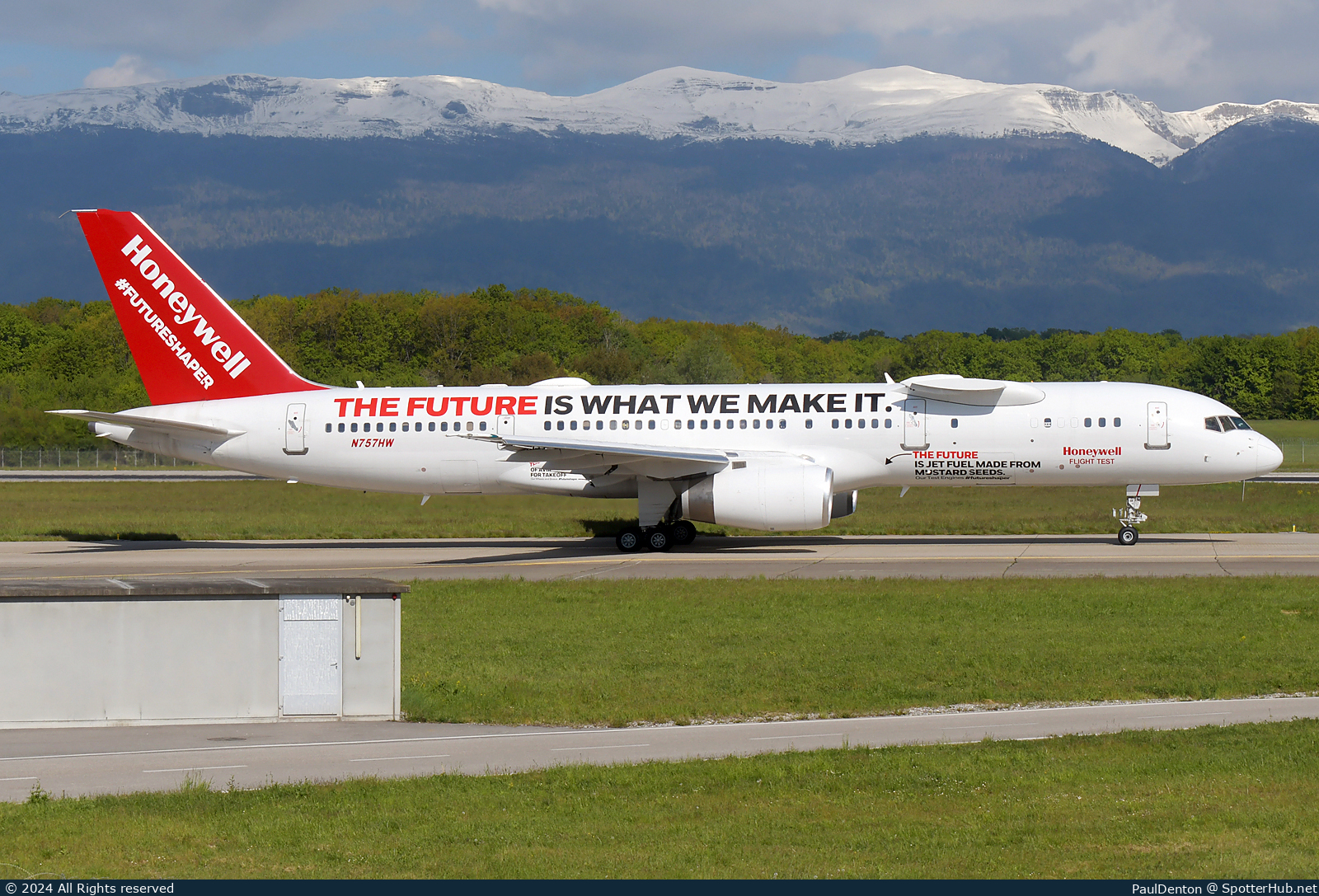 Photo of N757HW - Boeing 757-225 operated by Honeywell International Inc.