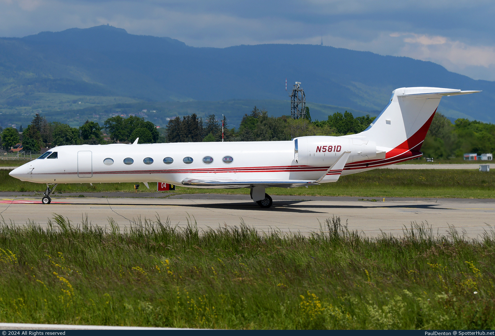 Photo of N581D - Gulfstream GV-SP (G550) operated by DuPont
